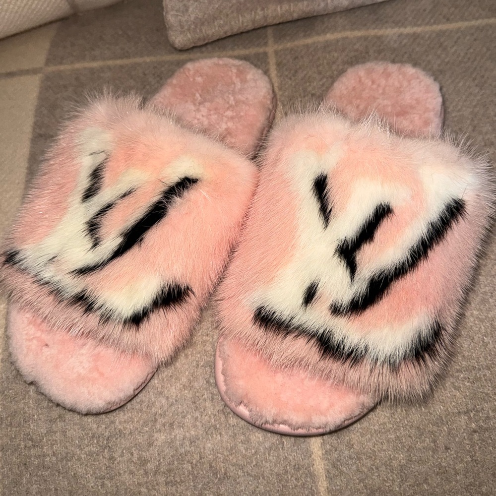 Louis Vuitton Homey Pink Mink Slippers - Size 35-36 (US 5-6) - NEW without tags
